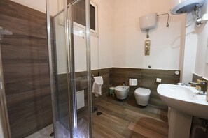 Superior Room | Bathroom | Shower, rainfall showerhead, free toiletries, hair dryer - Maison Toledo 210 (Naples)