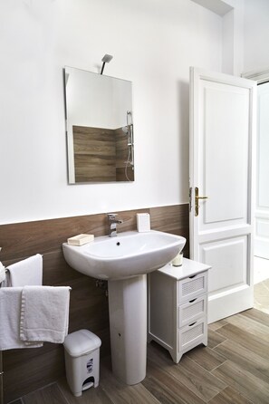 Kamar Superior | Kamar mandi | Shower, pancuran hujan, perlengkapan mandi gratis, dan pengering rambut