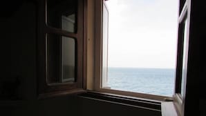 Una habitación con ventana que da a una masa de agua.