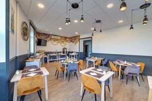 Päivittäinen mannermainen aamiainen maksusta