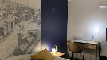 Ylelliset vuodevaatteet, minibaari, työpöytä, silitysrauta/-lauta