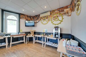 Daily continental breakfast (EUR 12 per person)