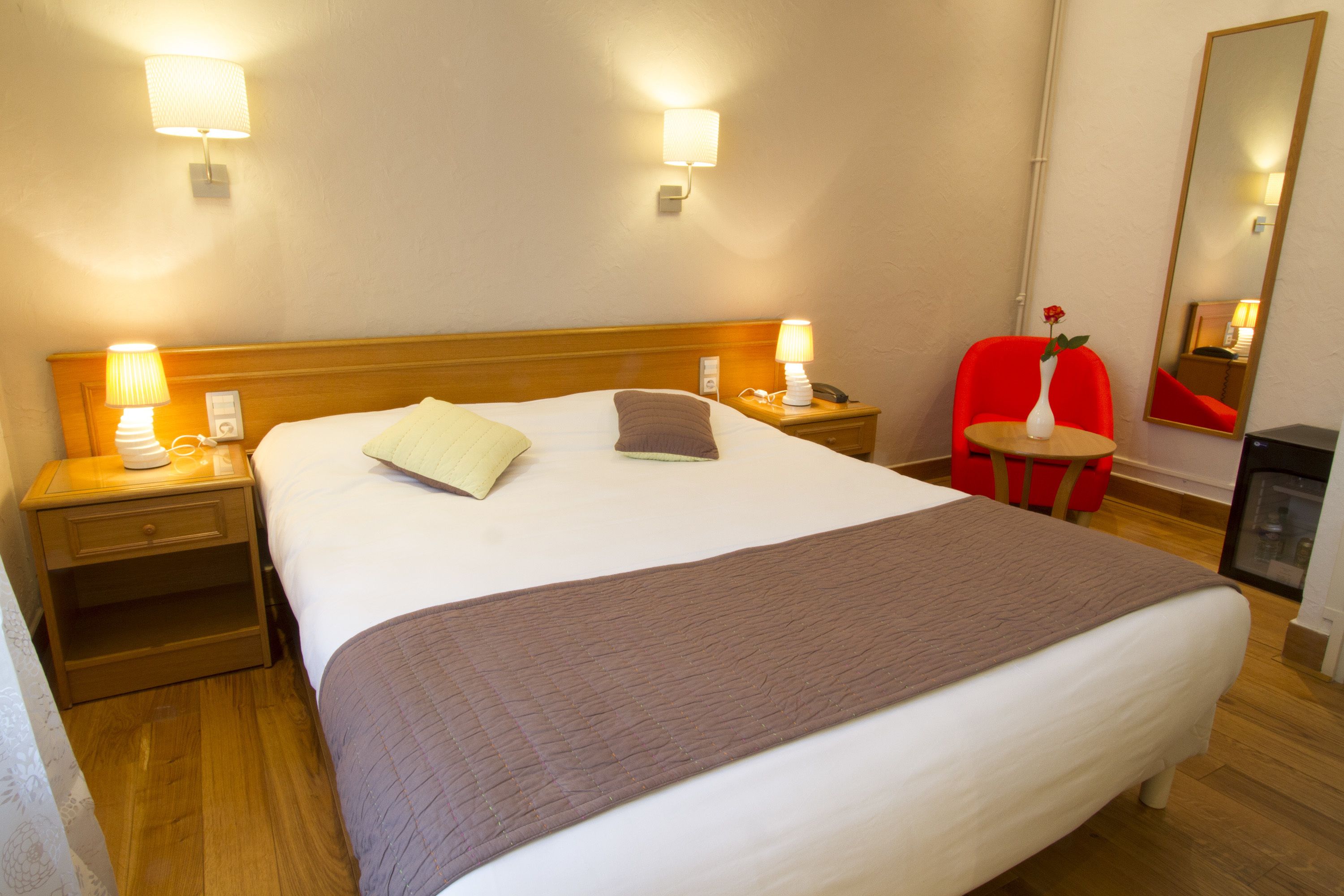 高级双人房 | 高档床上用品、迷你吧、办公桌、熨斗/熨衣板