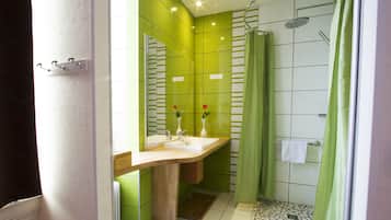 Chambre Double Supérieure | Salle de bain | Articles de toilette gratuits, sèche-cheveux, serviettes fournies