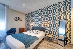 Roupas de cama premium, frigobar, escrivaninha