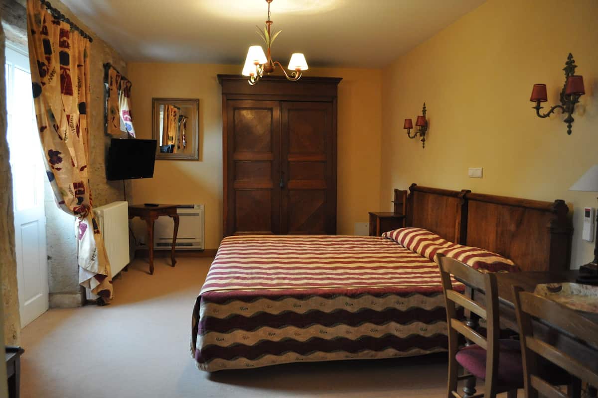 Habitación doble superior | Ropa de cama de alta calidad, escritorio, sistema de insonorización