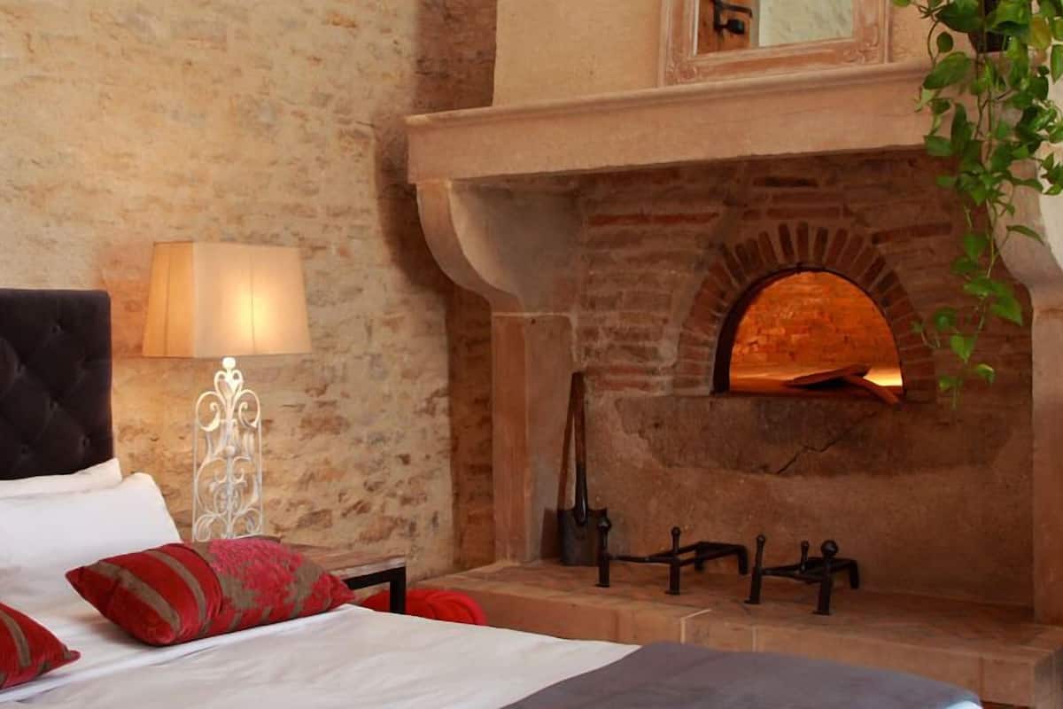 Casa romántica, 1 cama doble | Ropa de cama de alta calidad, escritorio, sistema de insonorización