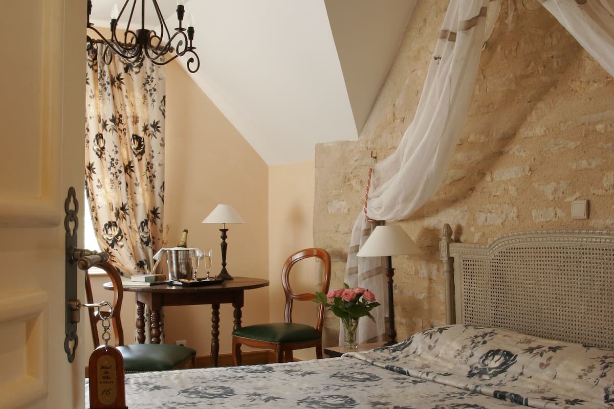 Habitación clásica doble | Ropa de cama de alta calidad, escritorio, sistema de insonorización