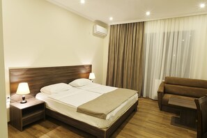 Superior King Room | Desk, iron/ironing board, rollaway beds, free WiFi