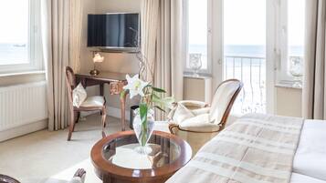Doppelzimmer, Meerblick | 1 Schlafzimmer, Minibar, Zimmersafe, Schreibtisch