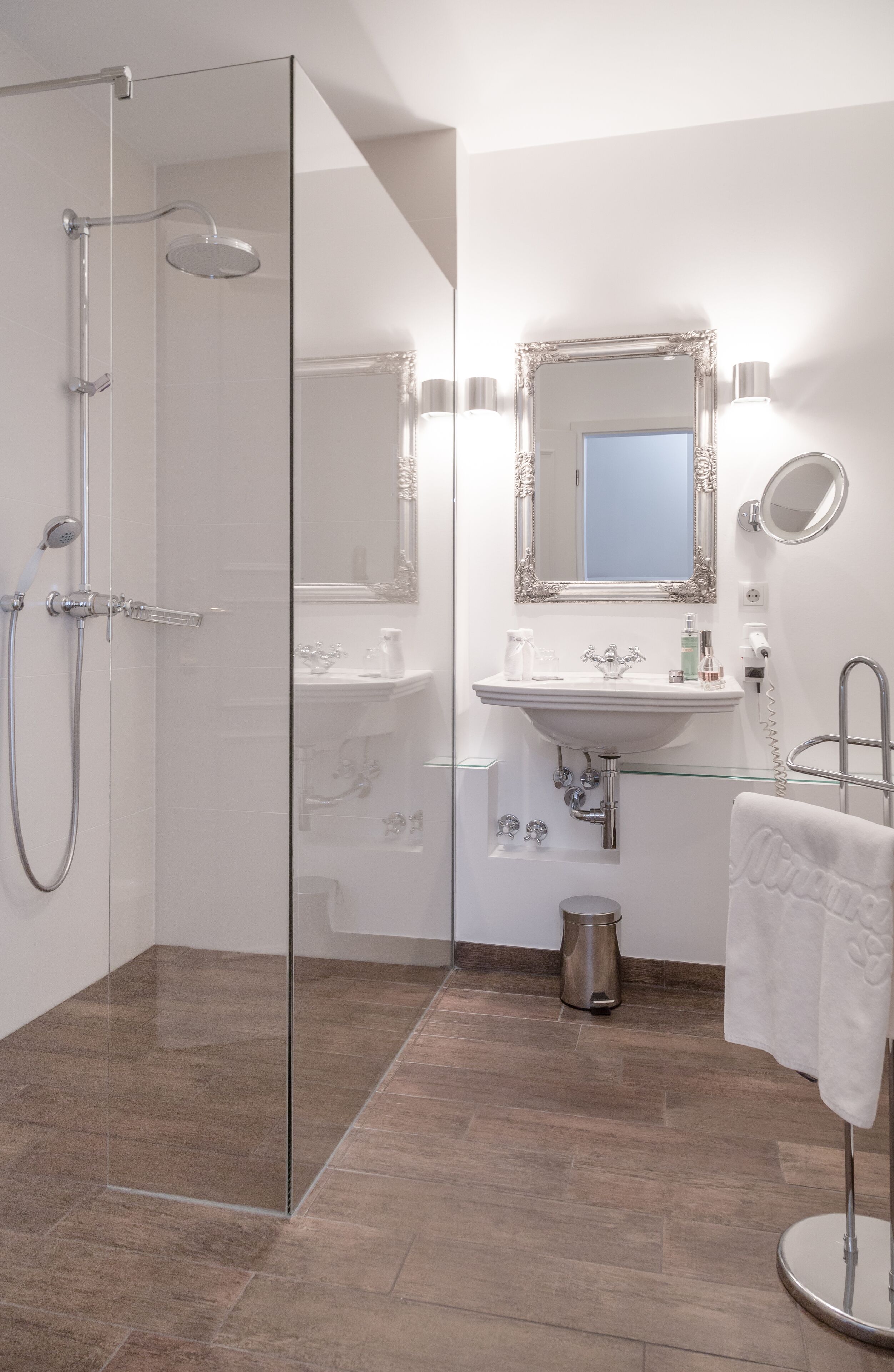 suite (landseite) | bathroom | deep-soaking bathtub, free toiletries, hair dryer, bathrobes