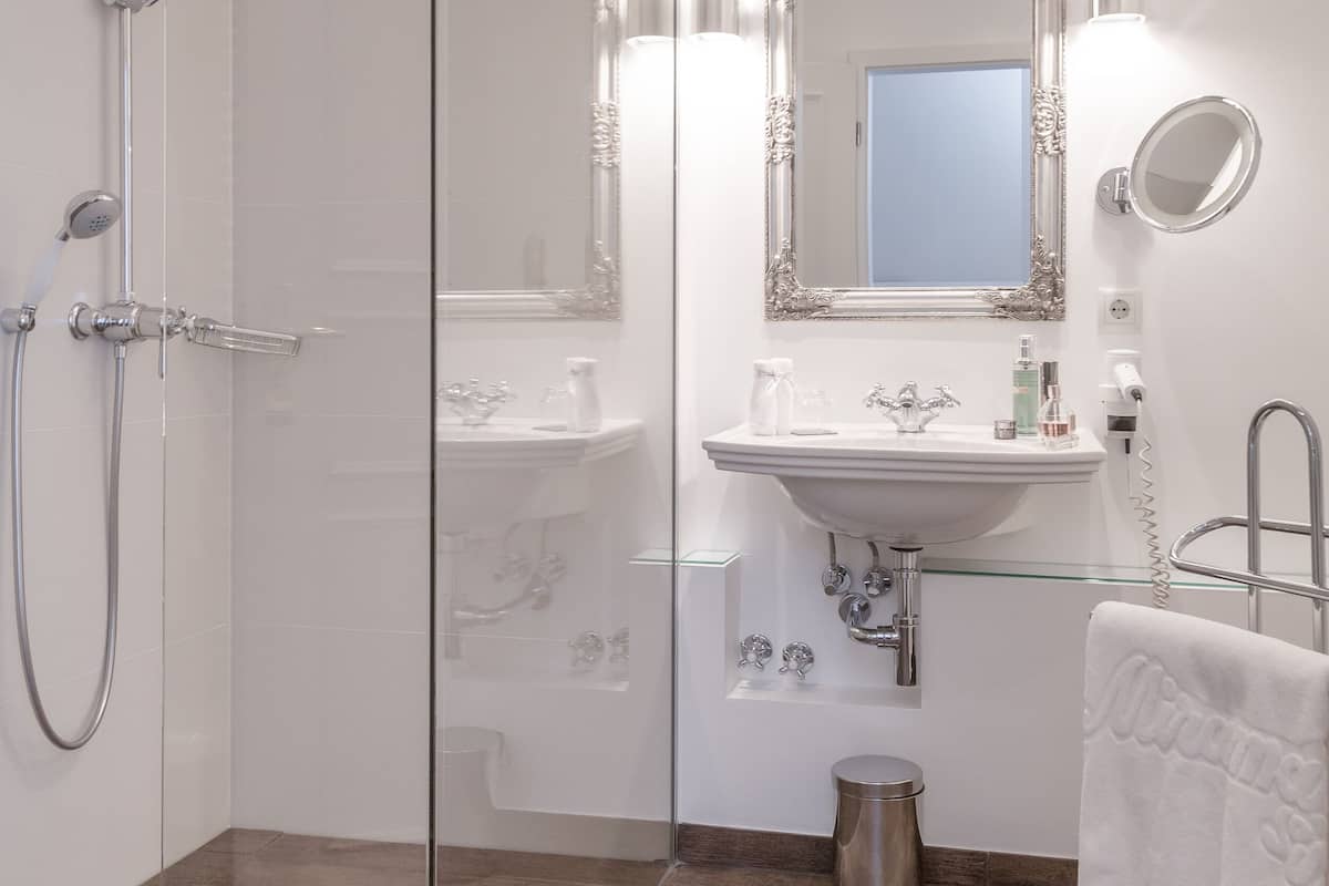 suite (landseite) | bathroom | deep-soaking bathtub, free toiletries, hair dryer, bathrobes