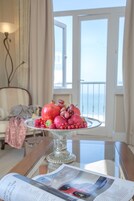 Frigobar, cofres nos quartos, escrivaninha, Wi-Fi de cortesia