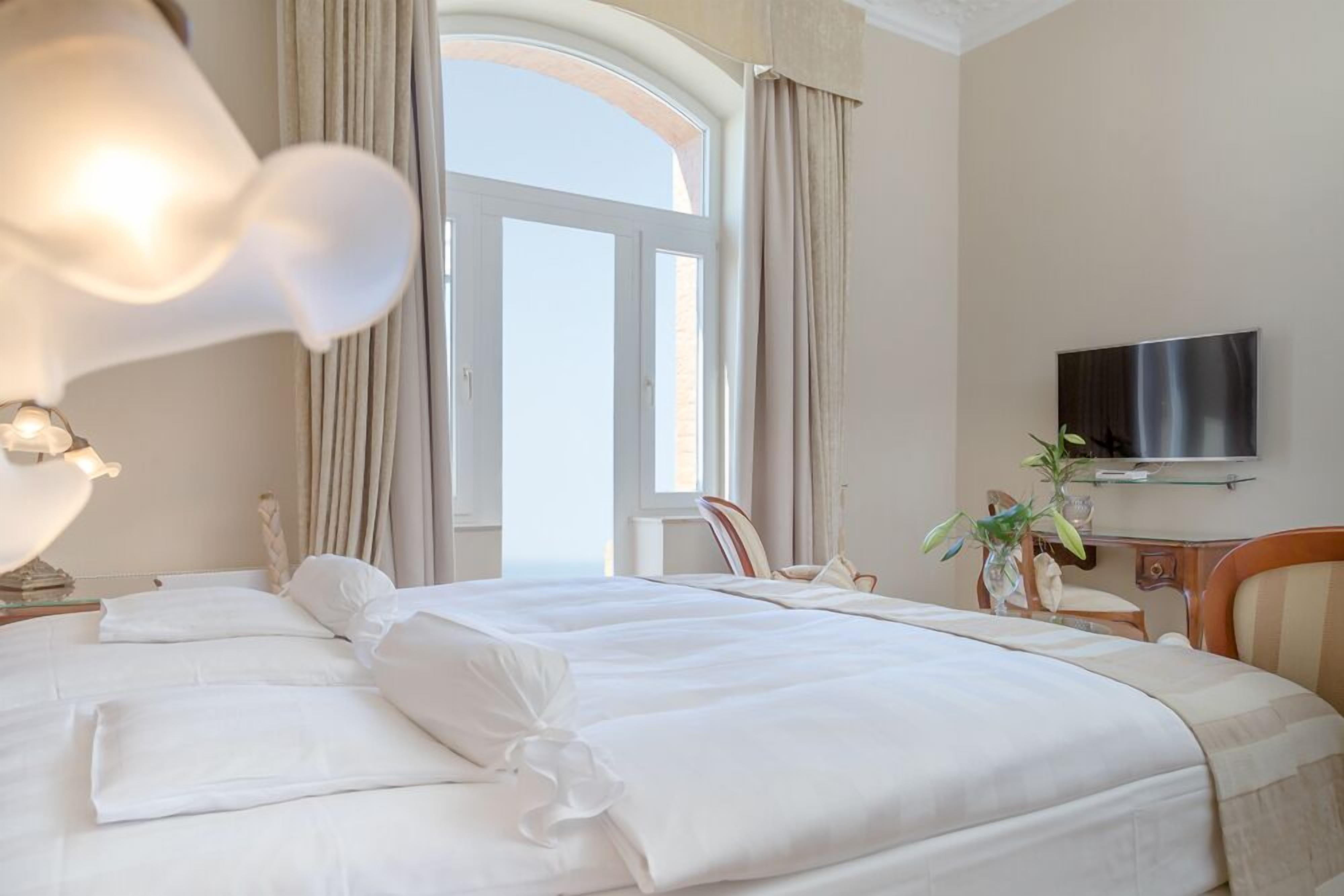 double room, sea view | minibar, in-room safe, desk, free wifi