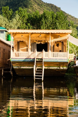 Kharpalace group of houseboats