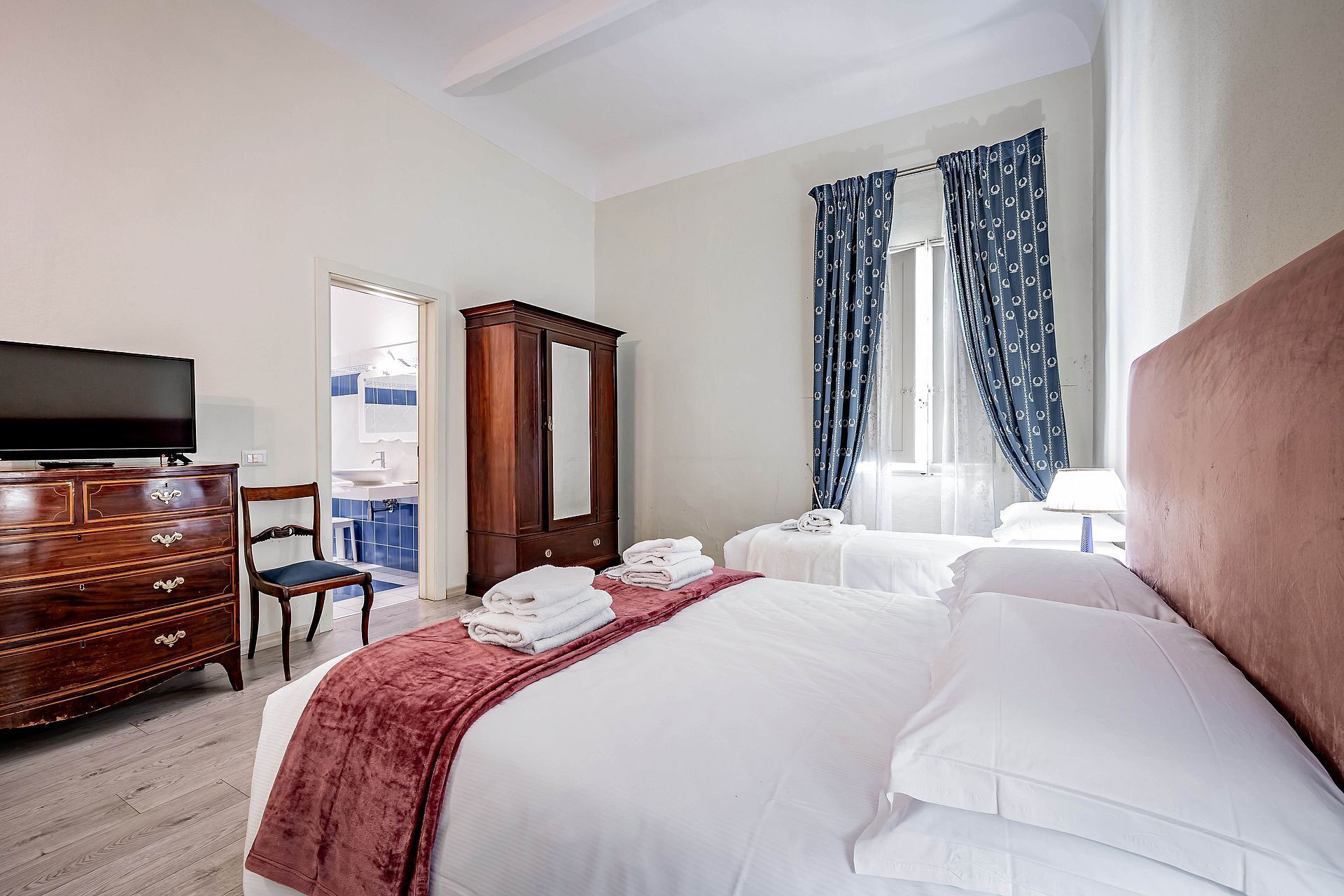 华丽双人房 | 高档床上用品、客房内保险箱、办公桌、隔音