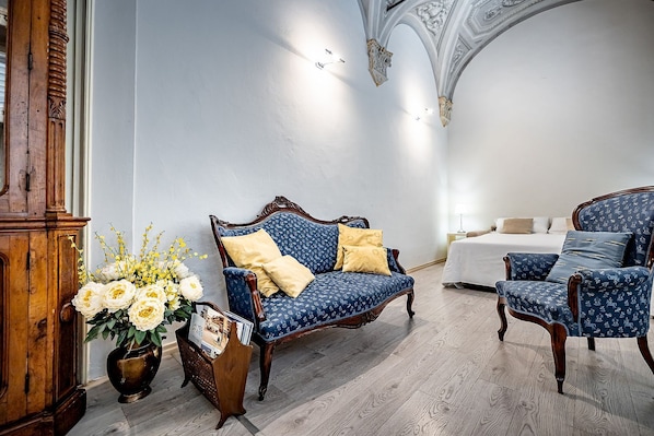 Premium bedding, in-room safe, desk, soundproofing