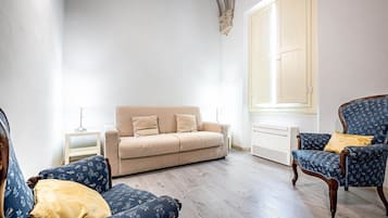 Deluxe Suite, Garden View | Premium bedding, in-room safe, desk, soundproofing