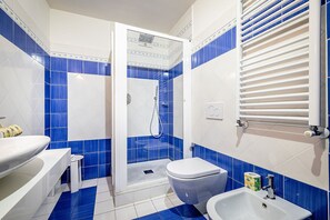 Deluxe Suite, Garden View | Bathroom