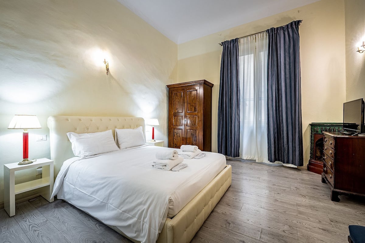 Premium bedding, in-room safe, desk, soundproofing