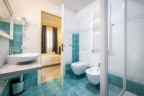 Habitación estándar doble | Baño | Artículos de higiene personal gratuitos, zapatillas, bidé y toallas