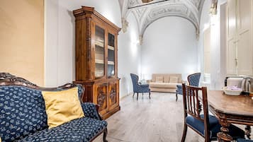 Deluxe Suite, Garden View | Premium bedding, in-room safe, desk, soundproofing