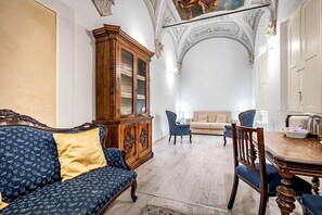 Deluxe suite, uitzicht op tuin | Luxe beddengoed, een kluis op de kamer, een bureau, geluiddichte muren