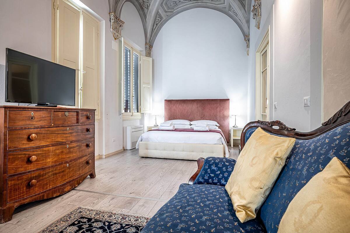 Deluxe Suite, Garden View | Premium bedding, in-room safe, desk, soundproofing