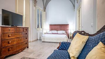 Suite Deluxe, vista giardino | Biancheria da letto di alta qualità, una cassaforte in camera