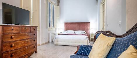 Deluxe Suite, Garden View | Premium bedding, in-room safe, desk, soundproofing