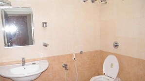 Ein Badezimmer mit Waschbecken, Toilette und Dusche.
