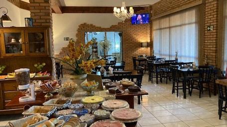 Desayuno buffet incluido todos los días . HOTEL SENADOR