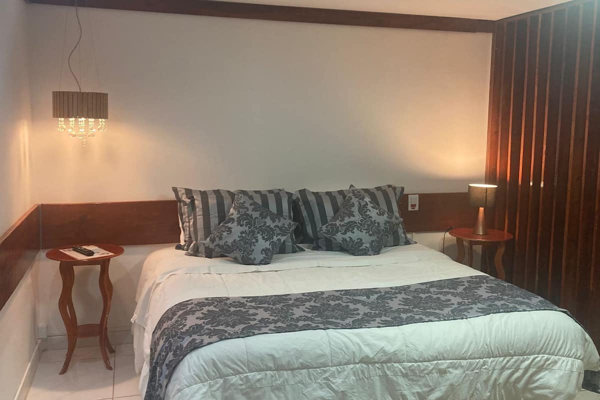 Deluxe Double Room, 1 King Bed, Jetted Tub | Minibar, laptop workspace, blackout drapes, iron/ironing board