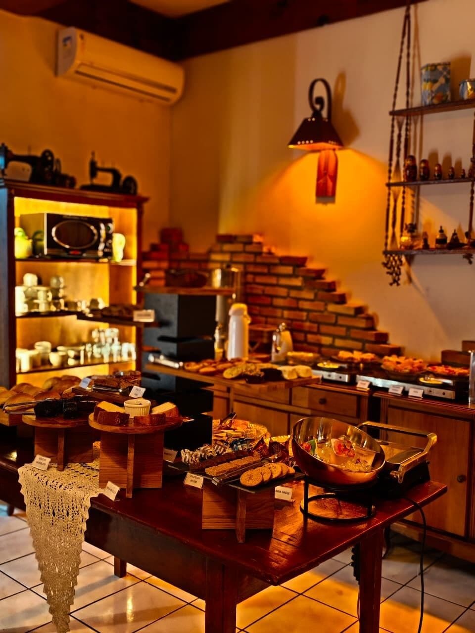 Café da manhã com buffet grátis todos os dias