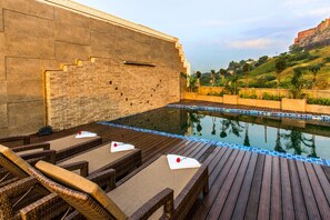 Outdoor pool - Clarks INN Suite Gwalior (Gwalior)
