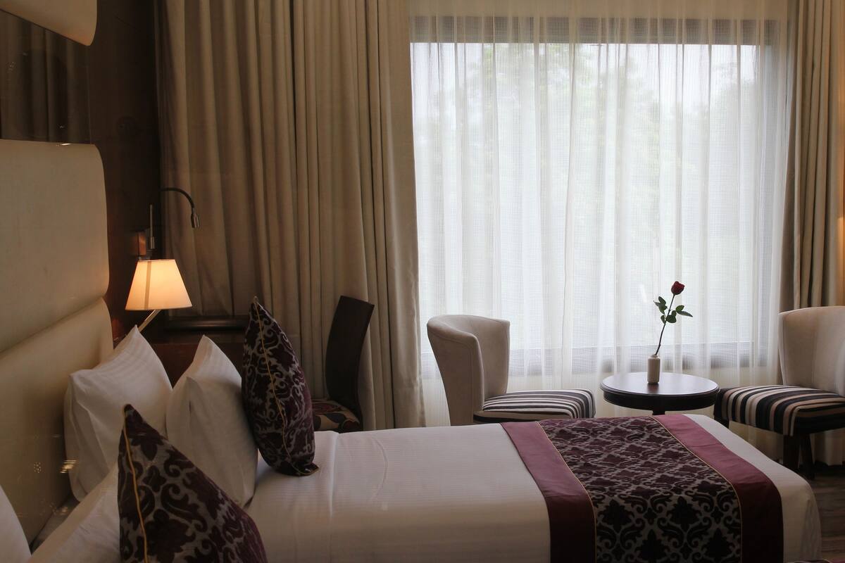 Deluxe Room | Minibar, in-room safe, desk, blackout drapes