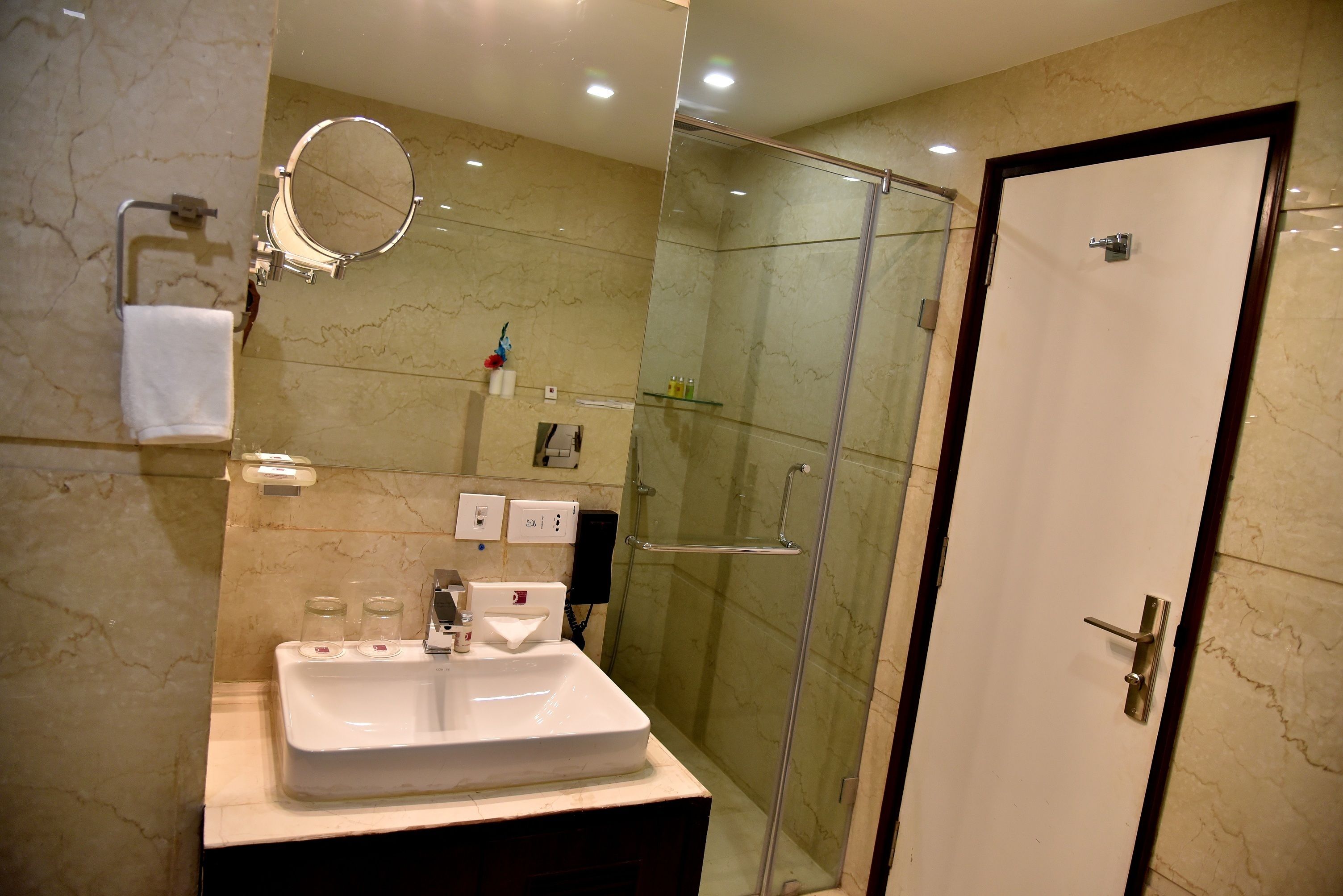 executive suite, 1 queen bed | bathroom | shower, free toiletries, slippers, towels