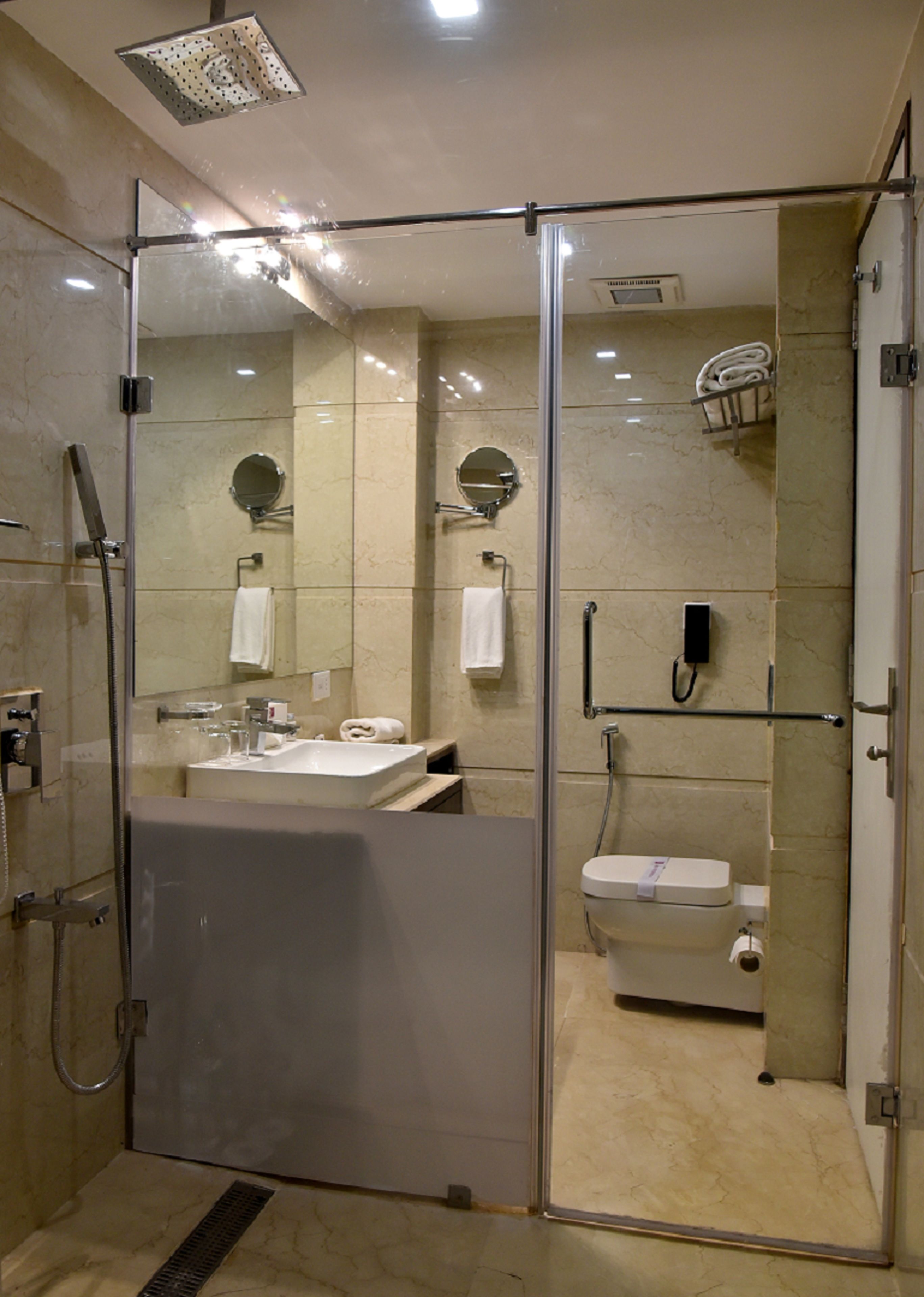 deluxe room | bathroom | shower, free toiletries, slippers, towels
