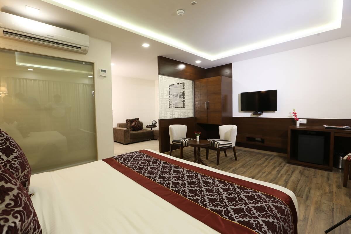 Executive Suite, 1 Queen Bed | Minibar, in-room safe, desk, blackout drapes
