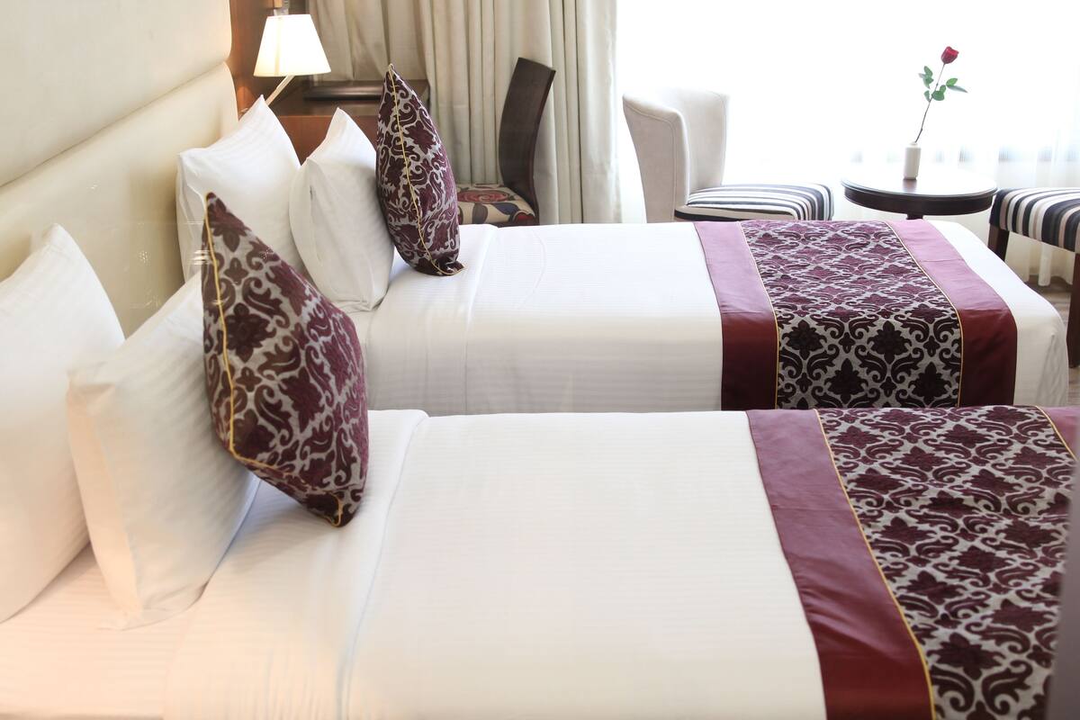 Club Double Room, 1 Queen Bed, Smoking | Minibar, in-room safe, desk, blackout drapes