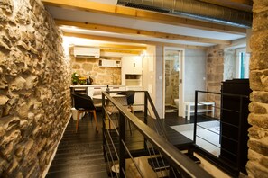 Deluxe Triple Room | 4 bedrooms, premium bedding, down comforters, Select Comfort beds - Pylon Rooms (Split)