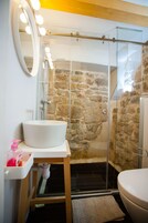 Deluxe Üç Kişilik Oda | Banyo | Duş, geniş duş başlığı, ücretsiz banyo/kozmetik ürünleri 