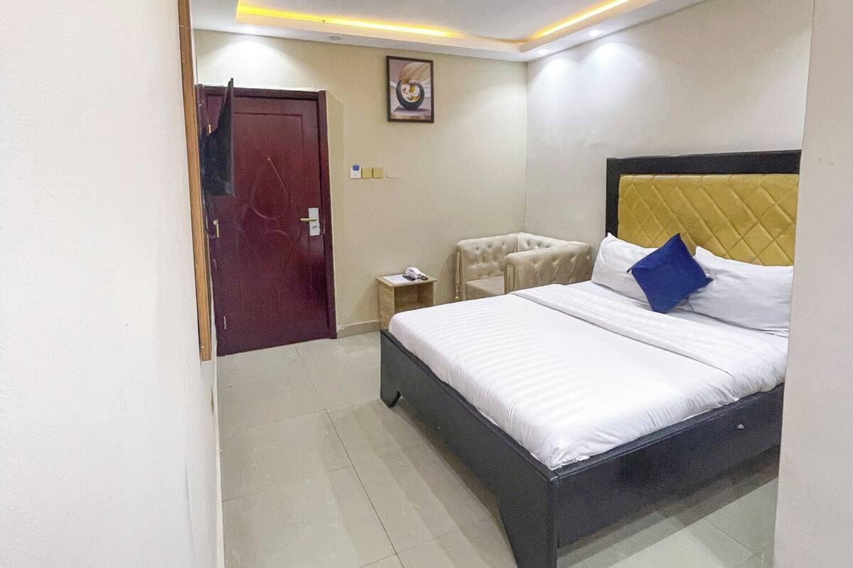 Standard Room | In-room safe, desk, laptop workspace, blackout curtains