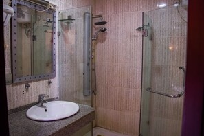 Deluxe-Suite | Badezimmer | Dusche, Haartrockner, Handtücher