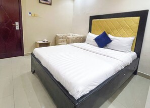 Standard Room | In-room safe, desk, laptop workspace, blackout curtains - De' Bliss Hotel and Suites (Lagos)