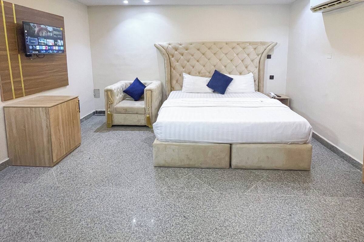 Deluxe Room | In-room safe, desk, laptop workspace, blackout curtains