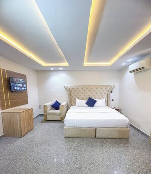 Deluxe Room | In-room safe, desk, laptop workspace, blackout curtains - De' Bliss Hotel and Suites (Lagos)