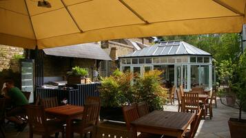 Melayani sarapan, makan siang, makan malam; sajian masakan Inggris