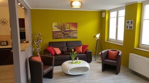 Leilighet – exclusive, 1 soverom, balkong | Oppholdsrom | En 40-tommers Flatskjerm-TV med Parabol-TV samt LED-TV og Netflix