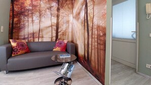 Leilighet – exclusive, 1 soverom | Oppholdsområde | En 40-tommers Flatskjerm-TV med Parabol-TV samt LED-TV og Netflix